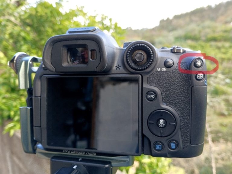 image montrant un des boutons sur la face arrière d'un boitier photo canon, qui peut servir de bouton magique